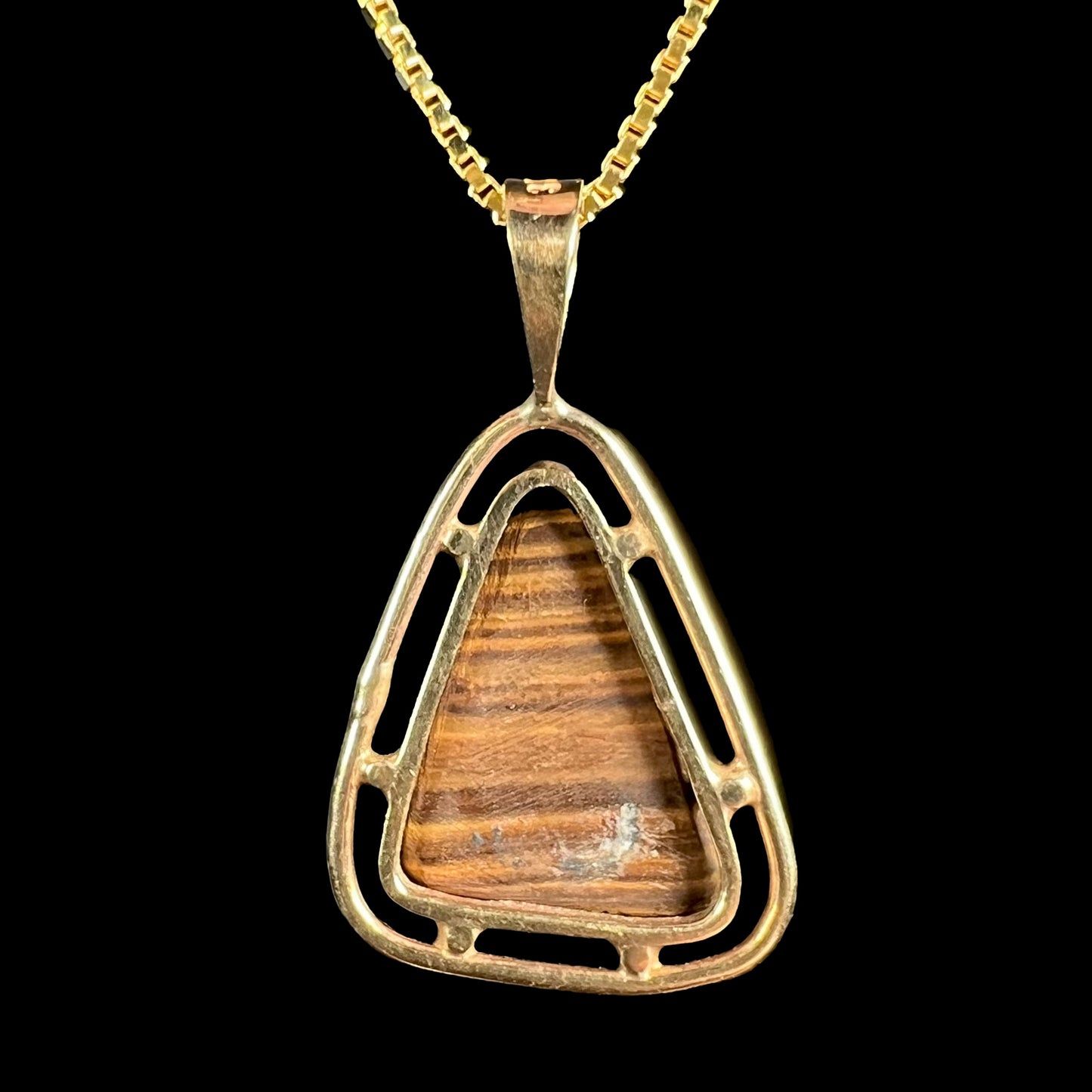 Back of a Duck Creek opalized wood pendant in yellow gold, showing the striped ironstone matrix.