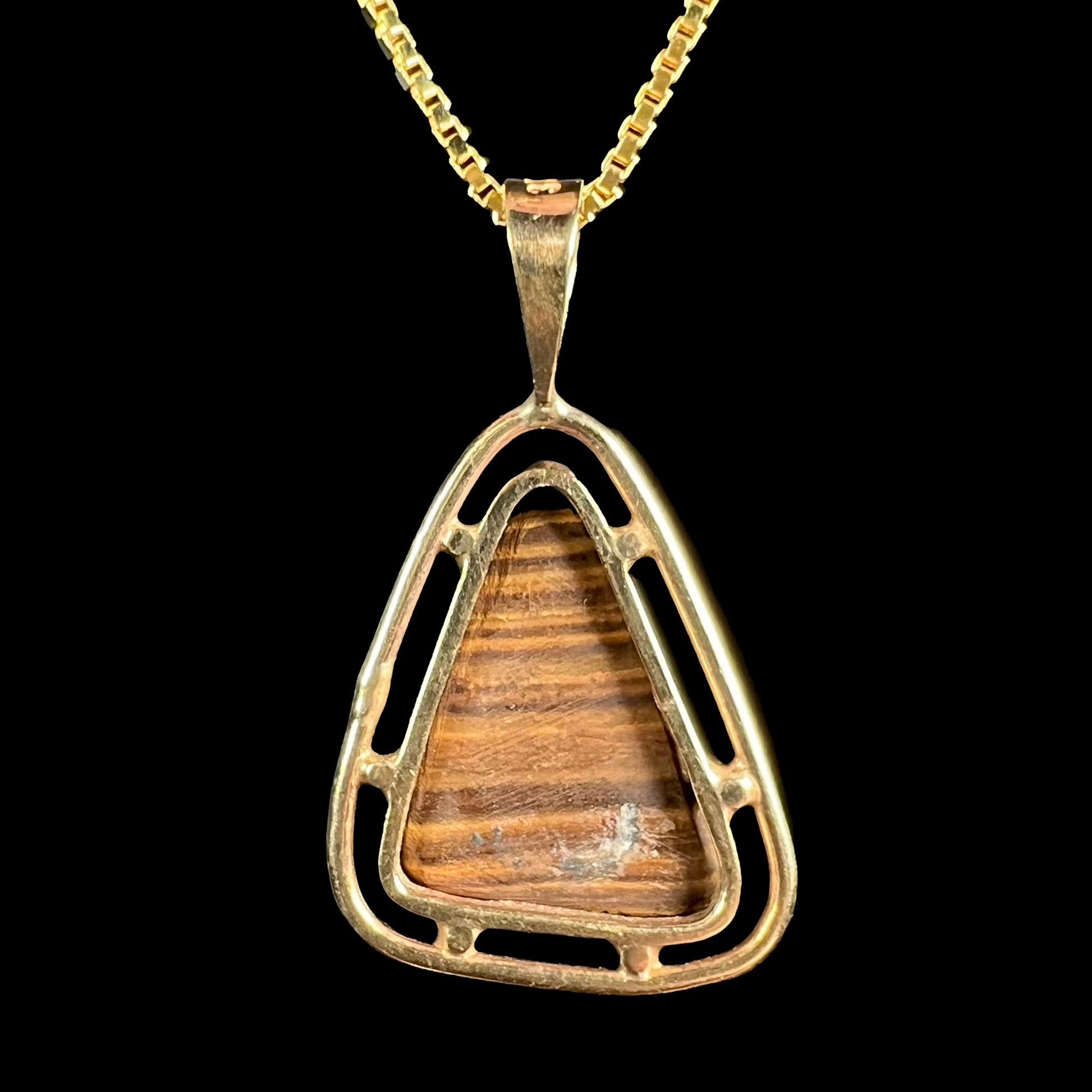 Back of a Duck Creek opalized wood pendant in yellow gold, showing the striped ironstone matrix.