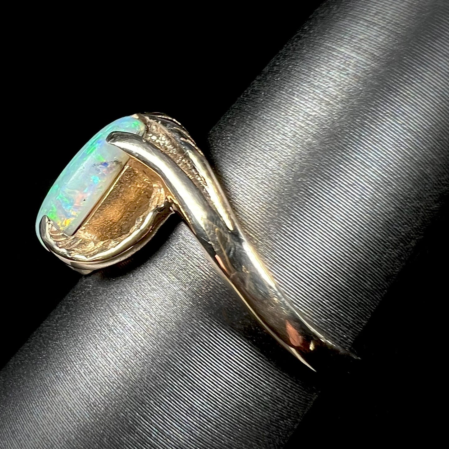 The side of a retro gold ring mounted with a Coober Pedy opal.