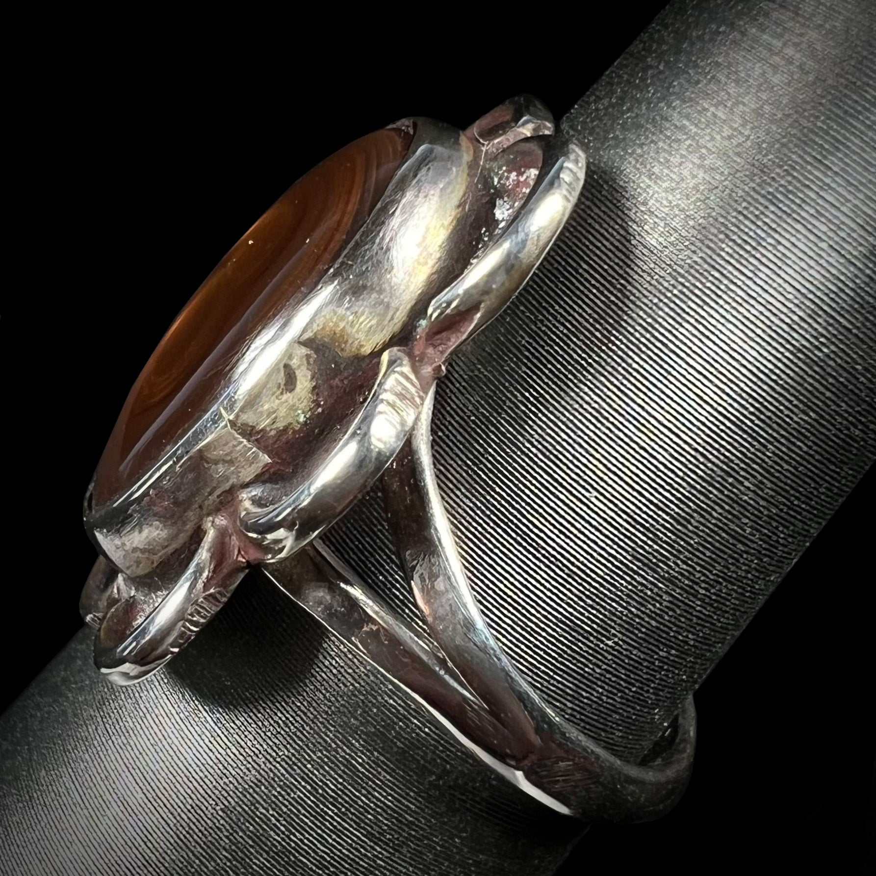 Side profile of vintage fire agate ring highlighting split shank design.